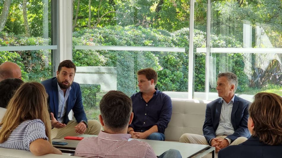 Mauricio Macri y Alex Campbell, juntos, en una reunión sin barbijo ni distancia