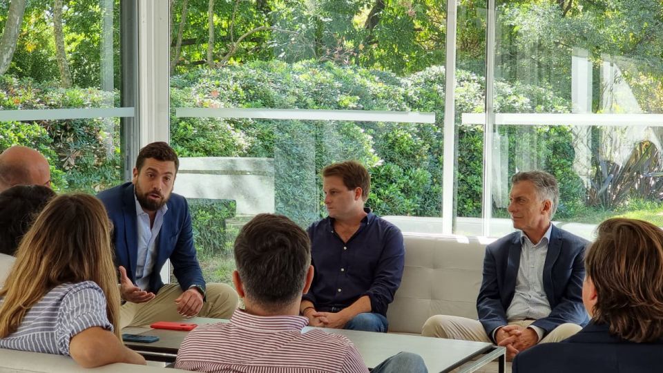 Mauricio Macri y Alex Campbell, juntos, en una reunión sin barbijo ni distancia