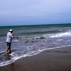 Generalmente hay dos tipos de fondos costeros: playa de arena o pedregullo, y rocas.