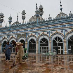 Los devotos musulmanes lavan el piso de la mezquita Jamia en Rawalpindi antes del Ramadán luego de las nuevas restricciones gubernamentales para contener la propagación del coronavirus Covid-19. | Foto:Aamir Qureshi / AFP