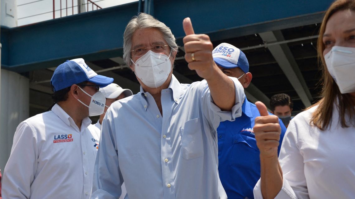 Ecuadorean presidential candidate for the Creando Oportunidades (CREO) movement, Guillermo Lasso (centre), gives the thumb up during the closing rally of his campaign in Guayaquil, Ecuador on April 8, 2021. 