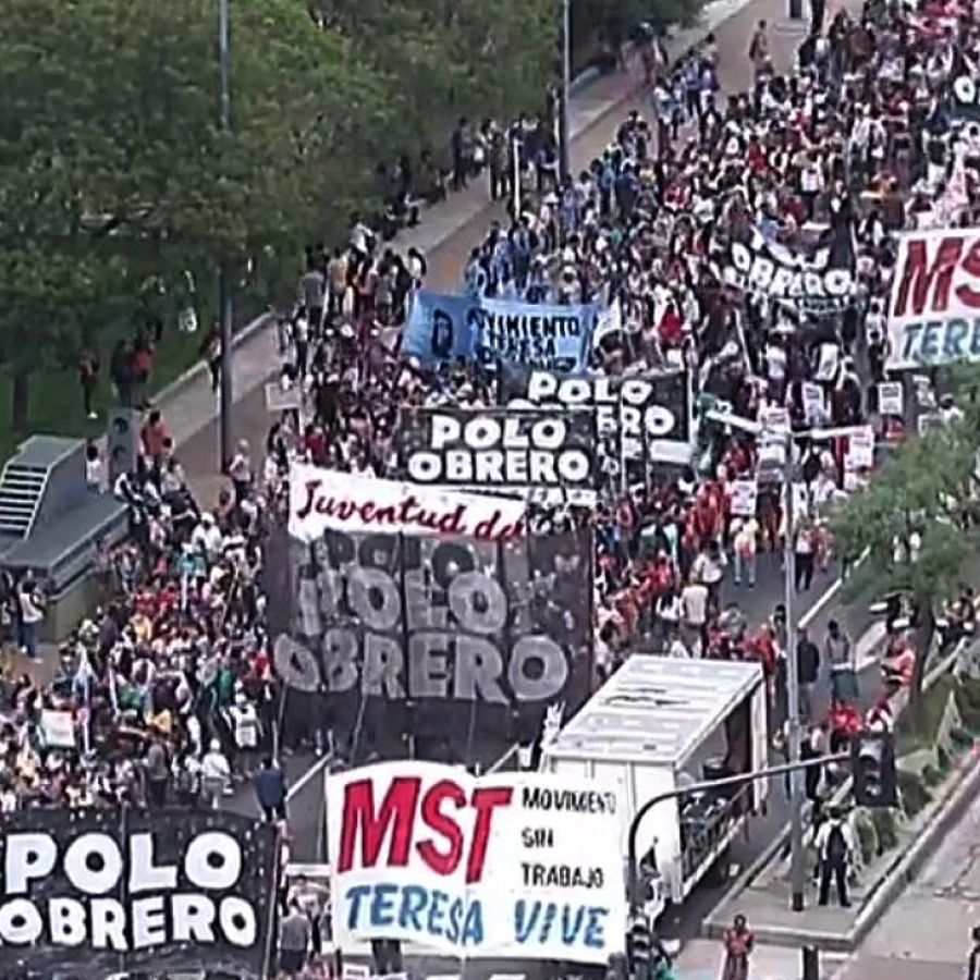 pese a las restricciones organizaciones sociales cortaron la avenida 9 de julio perfil