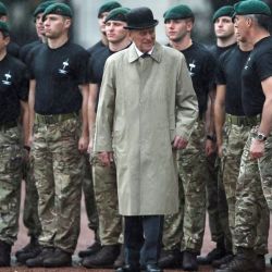 Felipe de Edimburgo junto a soldados de la Royal Navy británica. | Foto:CEDOC