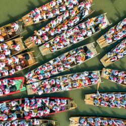 Esta foto aérea muestra a los barcos que se preparan para participar en una actuación durante el festival de barcos de Qintong en Taizhou, en la provincia oriental de Jiangsu, en China. | Foto:STR / AFP