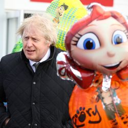 El primer ministro del Reino Unido, Boris Johnson, visita el parque de vacaciones Haven Perran Sands para ver cómo se están preparando para reabrir antes del Paso 2 de la hoja de ruta del coronavirus. | Foto:Tom Nicholson / PA Wire / DPA