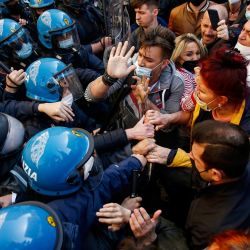 Italia, Roma: Los dueños de restaurantes y otros negocios chocan con policías fuera de la Cámara Baja italiana durante una protesta contra las restricciones del coronavirus. | Foto:Cecilia Fabiano / LaPresse vía Zuma Press / DPA