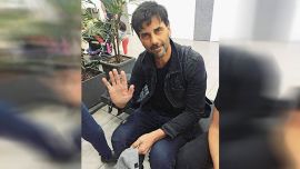 Juan Darthes vive en Brasil.