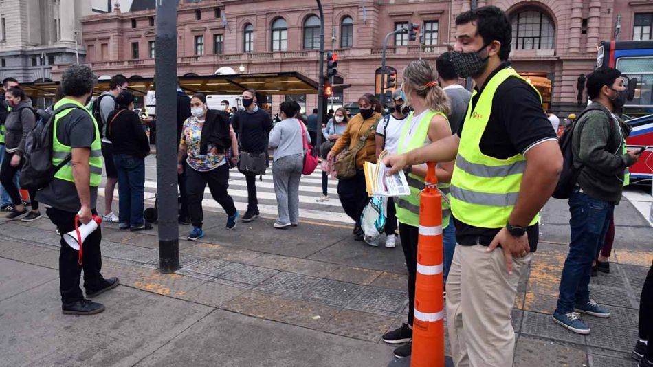 gente esperando el colectivo 20210409
