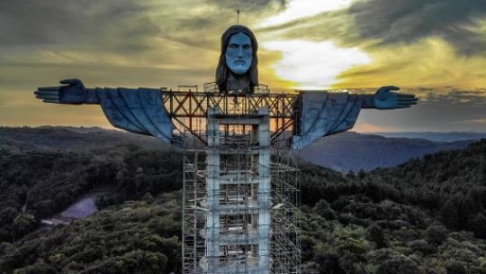 En Encantado (Rio Grande do Sur) construyen el Cristo que destronará en altura al de Rio de Janeiro.Este tiene 43 metros; el de Río, 38 metros.
