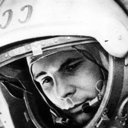 Con apenas 27 años, el 12 de abril de 1961 Gagarin se convertía en el primer hombre en viajar al espacio.