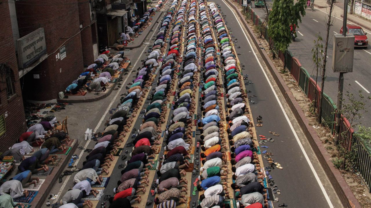 Los devotos musulmanes realizan la oración semanal en la calle sin observar el distanciamiento social a pesar de la pandemia del coronavirus. | Foto:Abu Sufian Jewel / Zuma Wire / DPA