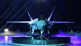 Las imágenes comparativas nos dejan ver que el Boramae (halcón, en español) no pareciera ser muy diferente al Raptor.