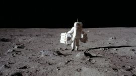 Lo primero que debemos tener en cuenta es que en la Luna la velocidad al caminar es mucho menor.