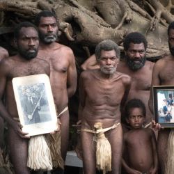 Esta fotografía muestra a miembros de una tribu sosteniendo retratos del príncipe Felipe de Gran Bretaña en la ciudad de Yaohnanen, cerca de la ciudad de Yakel, una remota aldea del Pacífico en la isla de Tanna en Vanuatu que adora al príncipe Felipe de Gran Bretaña. | Foto:Dan McGarry / AFP
