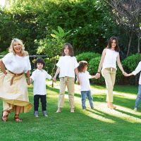 “SOLITA” SILVEYRA PRESENTA A SUS CINCO NIETOS