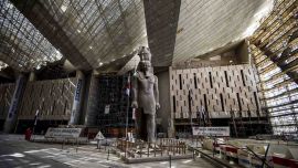 La fachada acristalada del edificio tiene 800 metros de longitud y 40 metros de altura