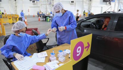 En el Centro vehicular de Costa Salguero se realizan testeos a turistas y residentes