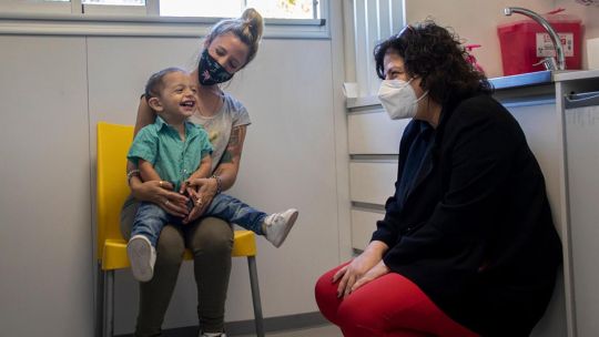 ABRIL 13 La ministra de Salud de la Nación, Carla Vizzoti, dio inicio, esde el vacunatorio del Hospital Garrahan, a la vacunación contra la gripe que este año se realizará en forma simultánea a la inoculación contra la COVID-19.