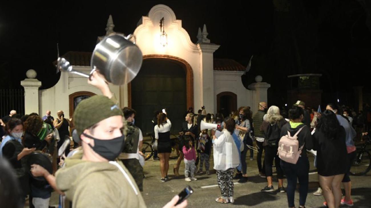 Cacerolazo en Olivos