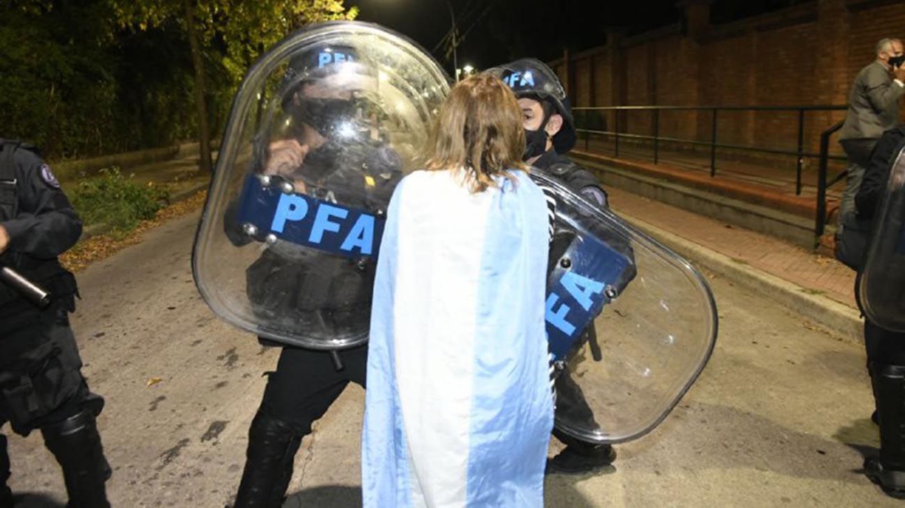 Cacerolazo en Olivos