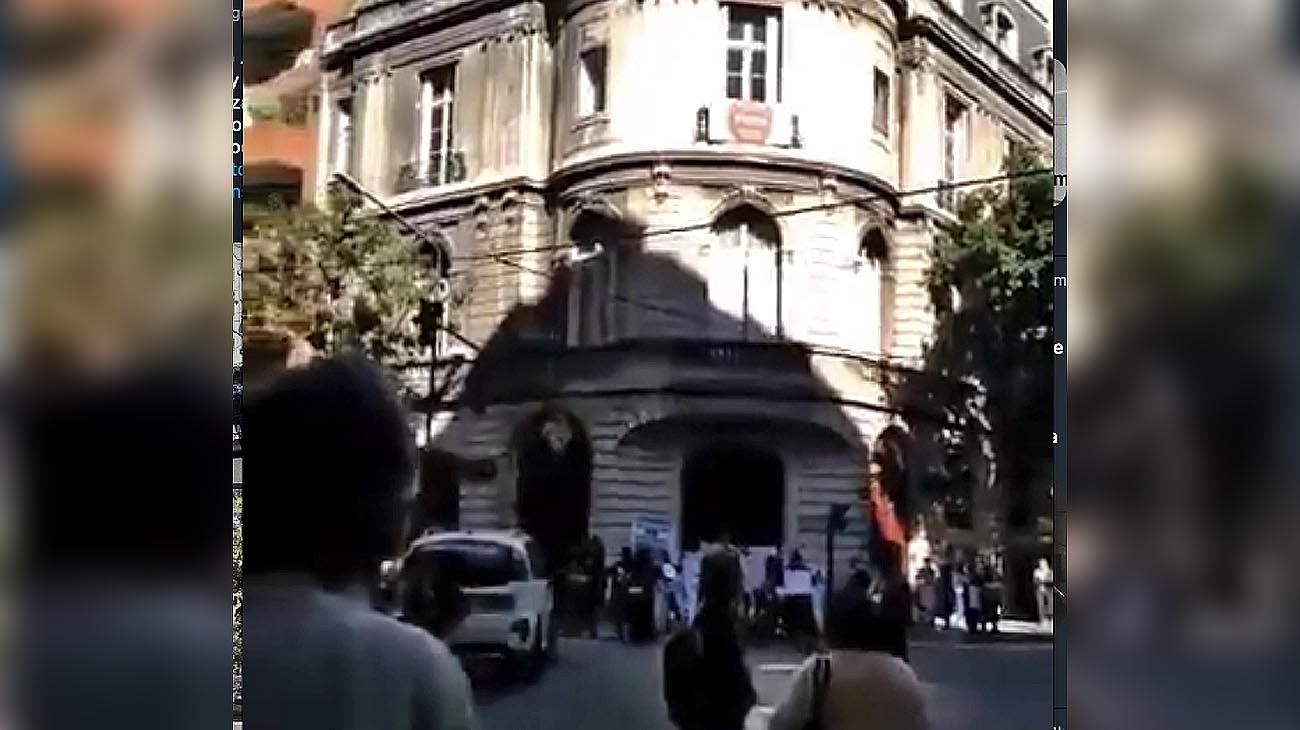 Cacerolazo frente al departamento de Crisitina Fernández