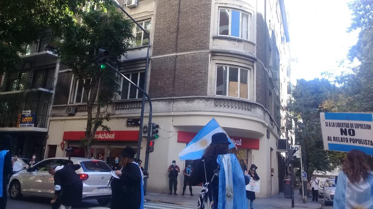 Cacerolazo frente al Depto de Cristina Fernández