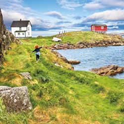 Casas sobre pilares y naturaleza agreste: la comunidad de Change Islands abarca dos islas sobre la costa de Terranova. Foto: Wayne Barrett/Newfoundland & Labrador Tourism/dpa