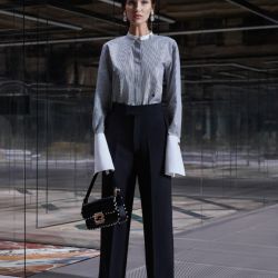 Con líneas arquitectónicas y elegantes, Fendi devela una colección "accesible"