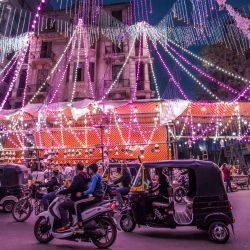 Vehículos, motocicletas y rickshaws motorizados pasan por un puesto que vende linternas de Ramadán a lo largo de una calle principal en el suburbio norte de Shubra (hogar de una gran población cristiana) de la capital de Egipto, El Cairo, en el comienzo del mes sagrado de ayuno musulmán del Ramadán. | Foto:Khaled Desouki / AFP