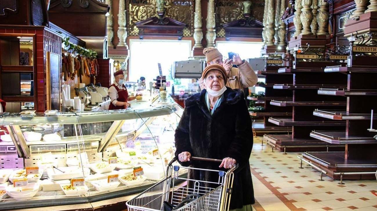 La tienda de comestibles Eliseevsky, en Moscú, lujosísima, que cerró el 11 de abril.