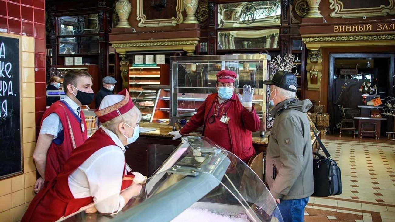 La tienda de comestibles Eliseevsky, en Moscú, lujosísima, que cerró el 11 de abril.