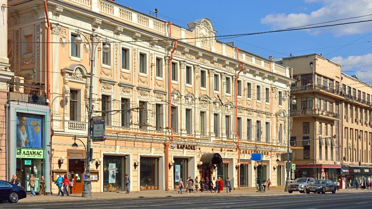 La tienda de comestibles Eliseevsky, en Moscú, lujosísima, que cerró el 11 de abril.