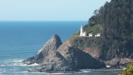 Un punto destacado en la Ruta 101: el faro de Point Heceta. Foto: Verena Wolff/dpa