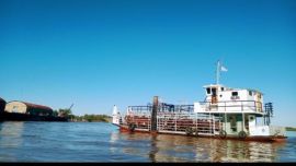 Durante el efecto de la vuelta campana el barco arrancó por completo el muelle del embarcadero y sus amarras.