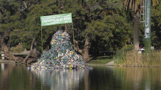 La Ciudad instalo una isla flotante de plástico frente al Planetario