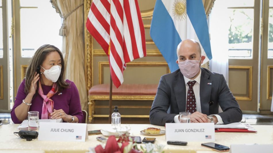 Juan González y Julie Chung, durante la entrevista con PERFIL y otros medios argentinos