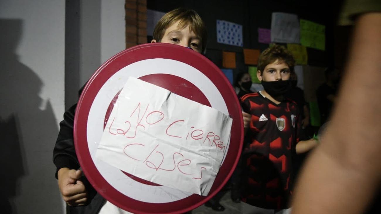 Otro cacerolazo frente a la Residencia de Olivos, por las restricciones impuestas frente a coronavirus.