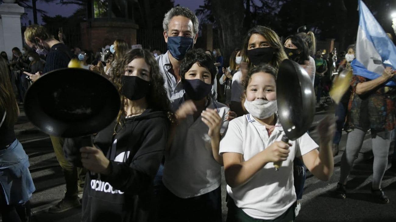 Otro cacerolazo frente a la Residencia de Olivos, por las restricciones impuestas frente a coronavirus.