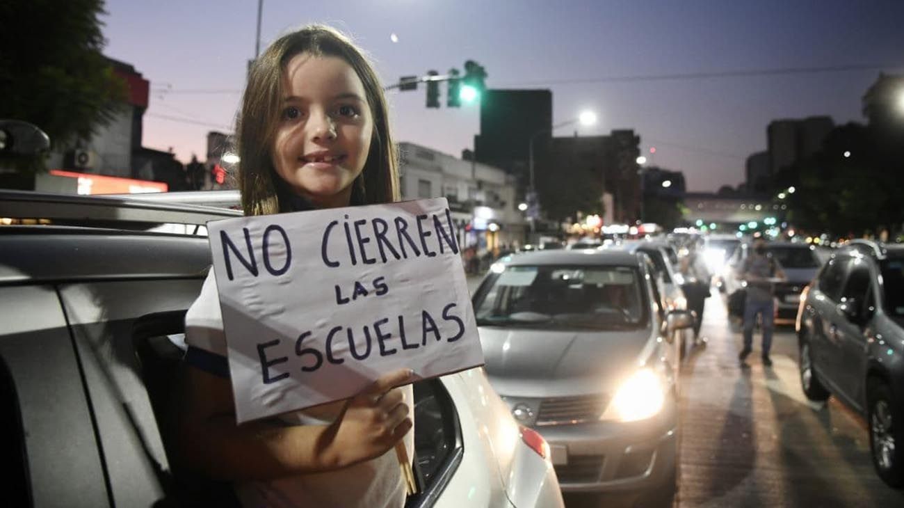 Otro cacerolazo frente a la Residencia de Olivos, por las restricciones impuestas frente a coronavirus.