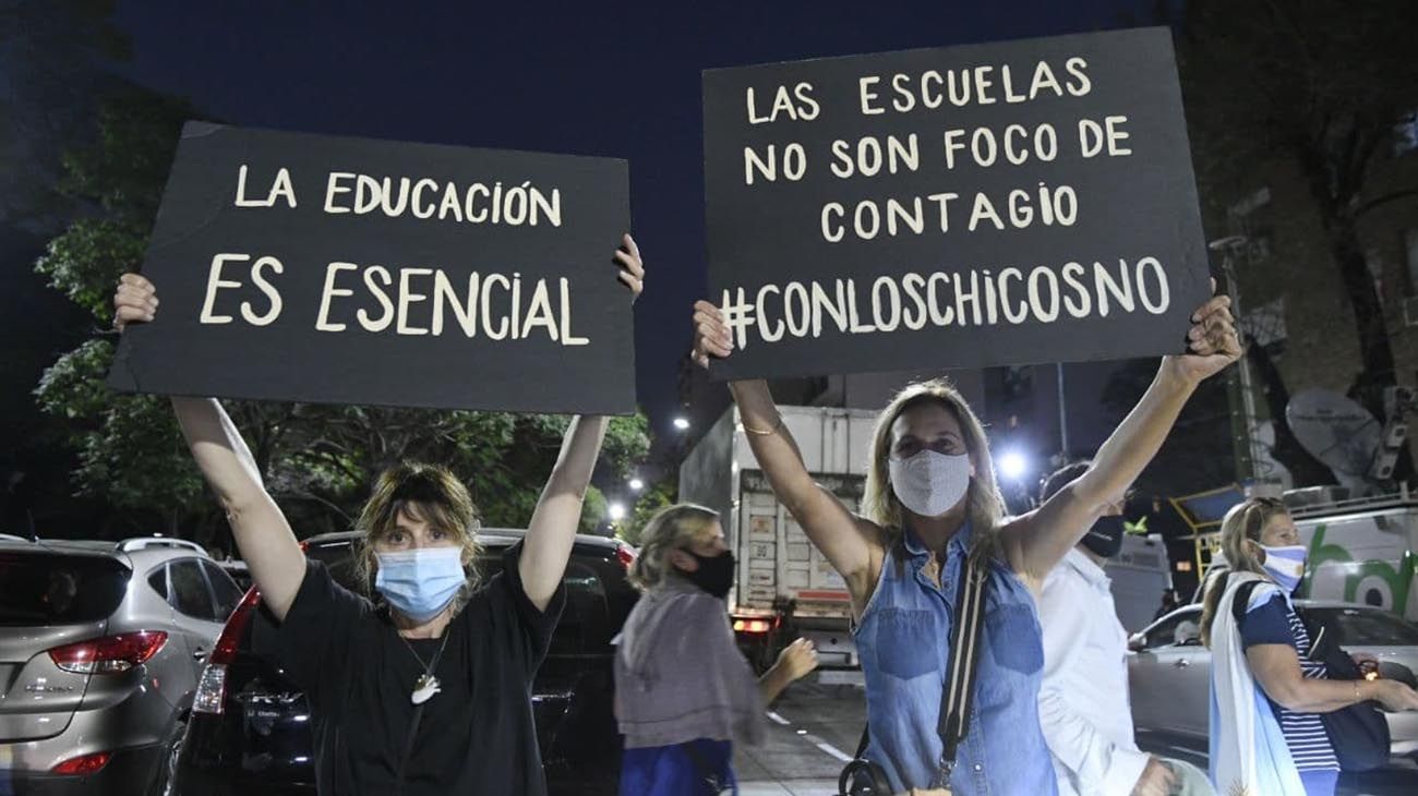 Otro cacerolazo frente a la Residencia de Olivos, por las restricciones impuestas frente a coronavirus.