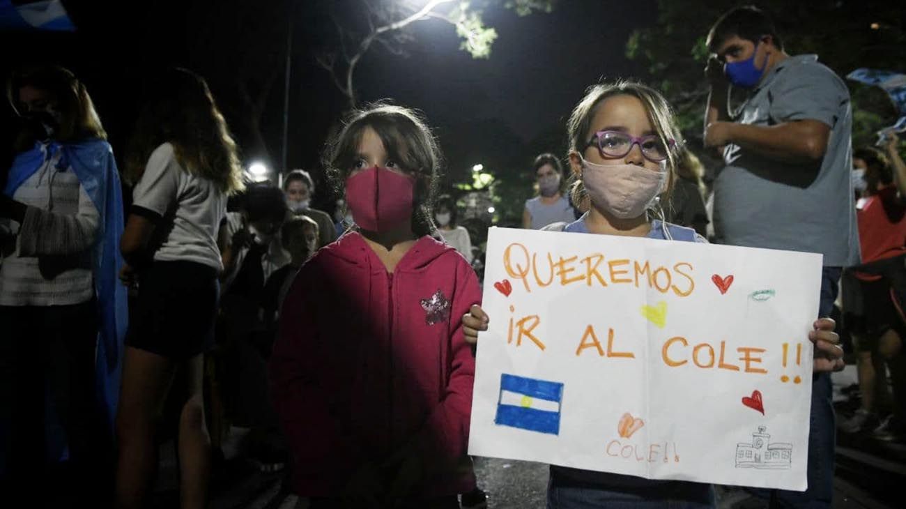 cacerolazo de nuevo frente a la quinta de Olivos