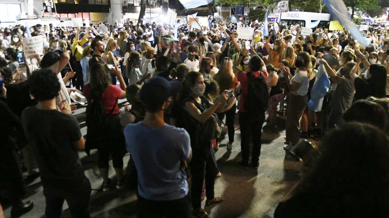 cacerolazo de nuevo frente a la quinta de Olivos