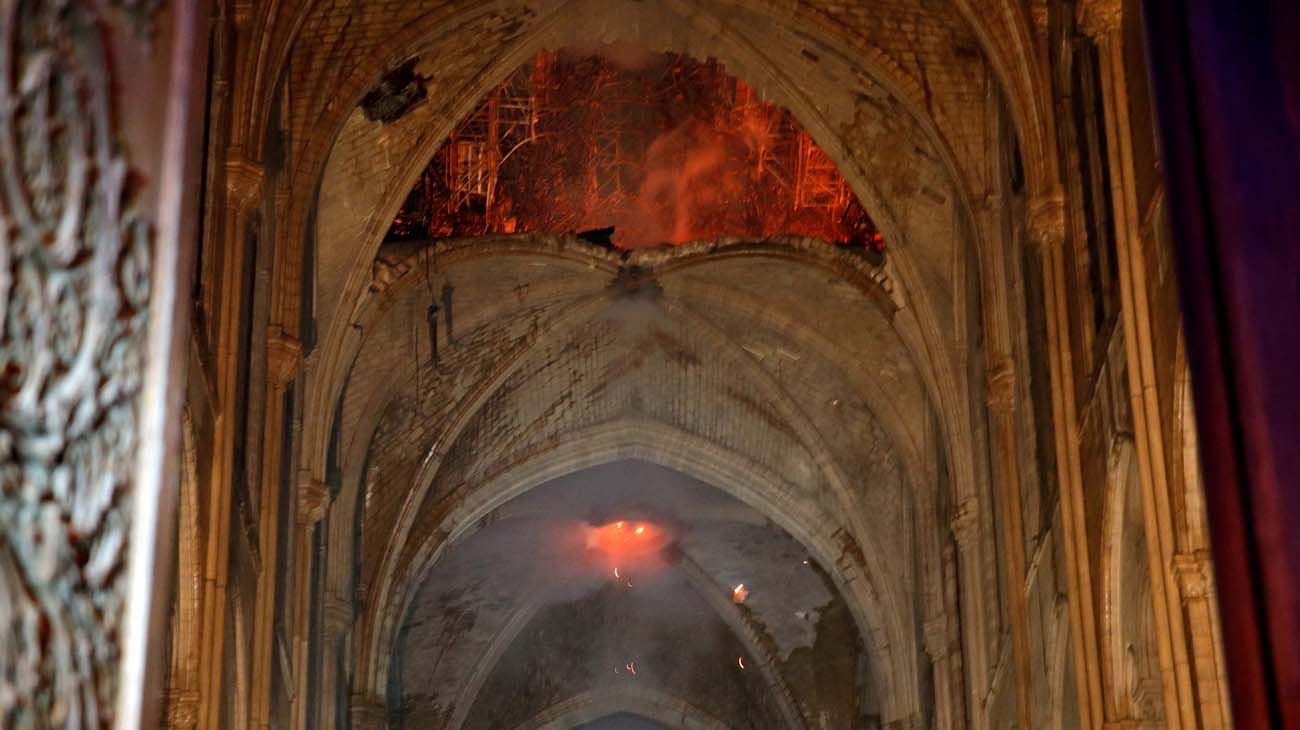 Notre Dame de Paris incendios en abril del 2019 y las obras actuales de construcción.