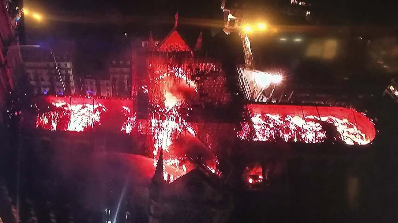 Notre Dame de Paris incendios en abril del 2019 y las obras actuales de construcción.