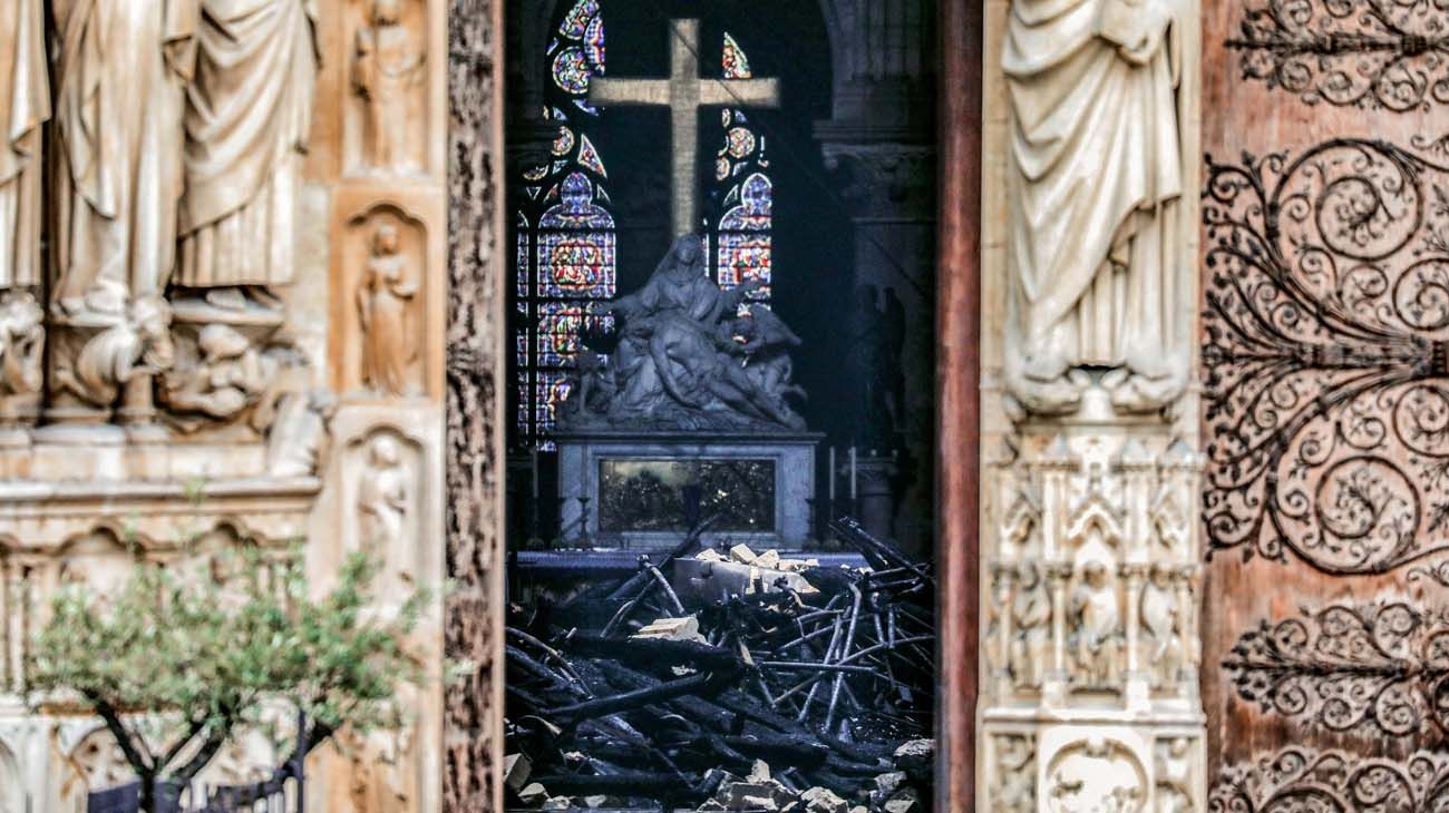 Notre Dame de Paris incendios en abril del 2019 y las obras actuales de construcción.