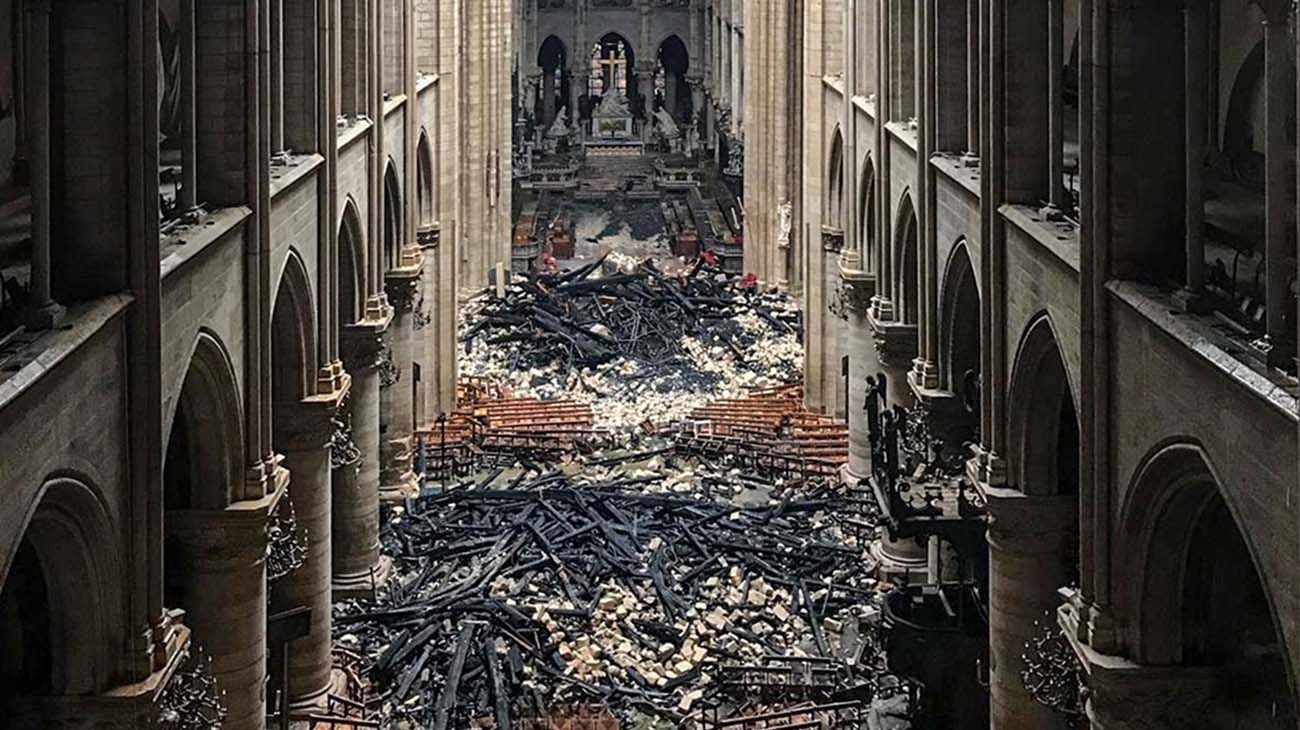 Notre Dame de Paris incendios en abril del 2019 y las obras actuales de construcción.