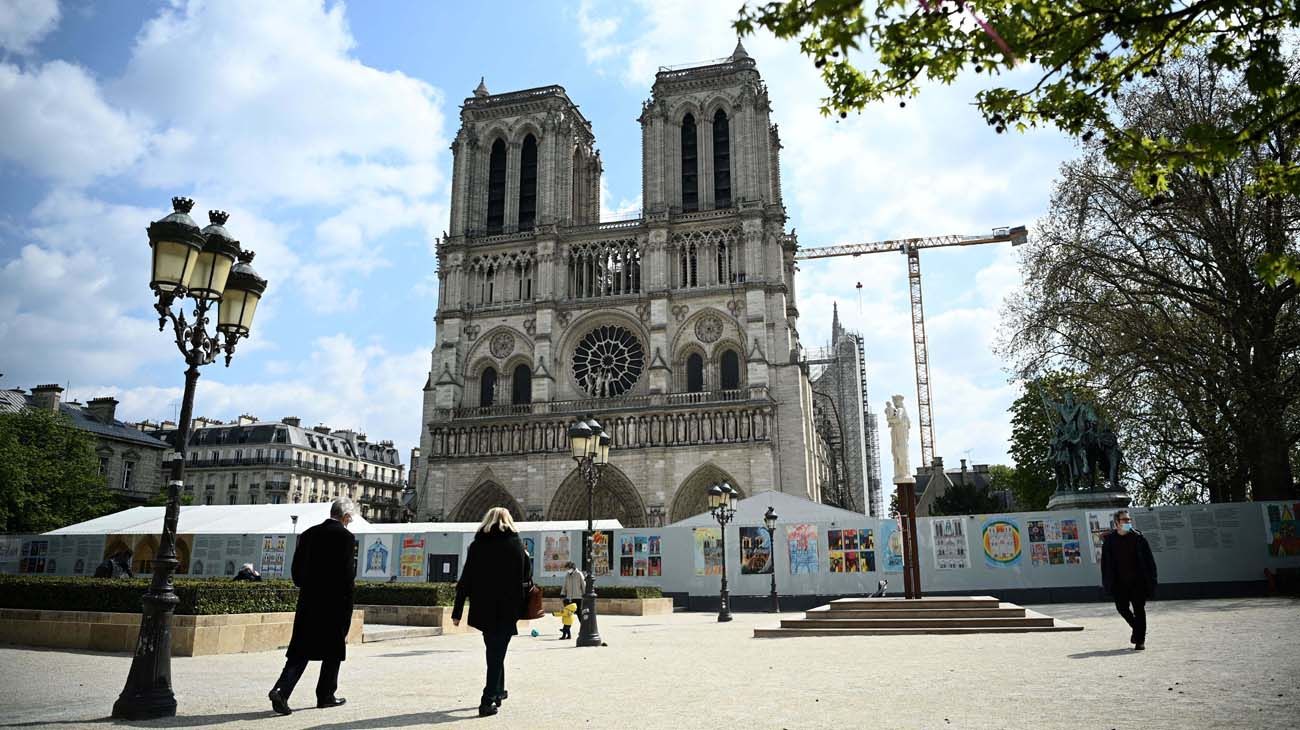 Notre Dame de Paris incendios en abril del 2019 y las obras actuales de construcción.