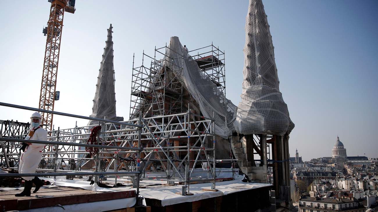 Notre Dame de Paris incendios en abril del 2019 y las obras actuales de construcción.