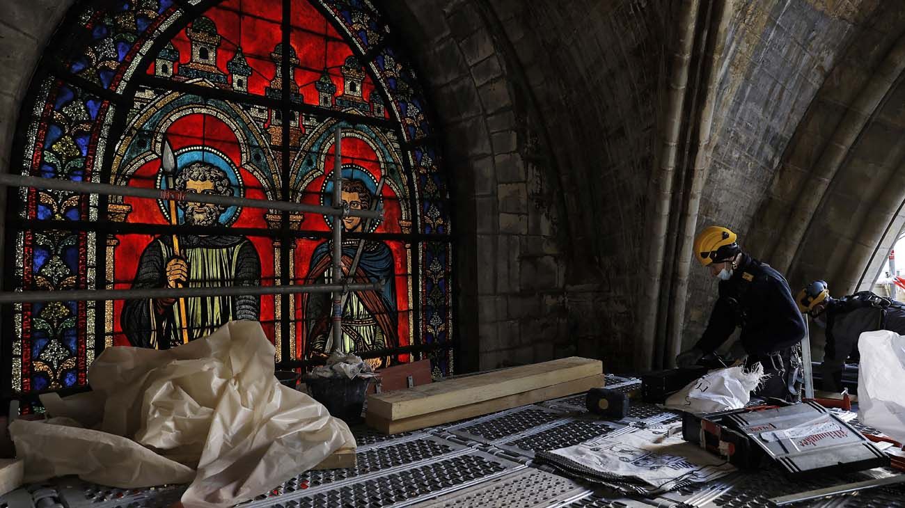 Notre Dame de Paris incendios en abril del 2019 y las obras actuales de construcción.