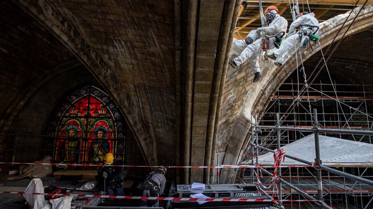 Notre Dame de Paris incendios en abril del 2019 y las obras actuales de construcción.